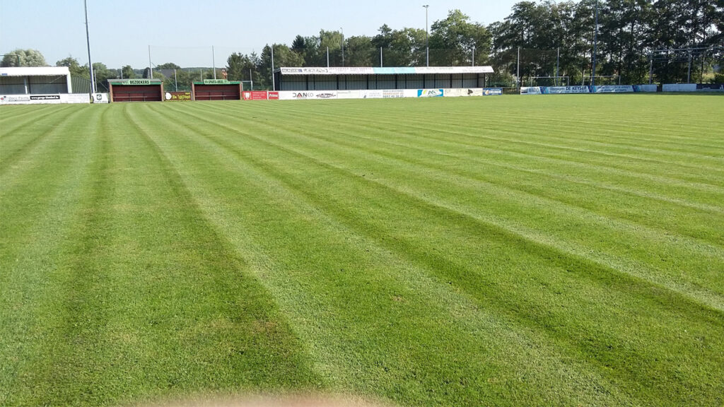 Voetbal veld maaien
